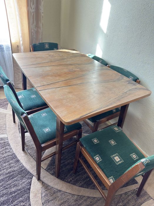 Stół rozkładany z 6 krzesłami drewnianymi