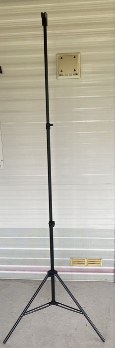 Ekran projekcyjny do rzutnika na statywie 72 cale