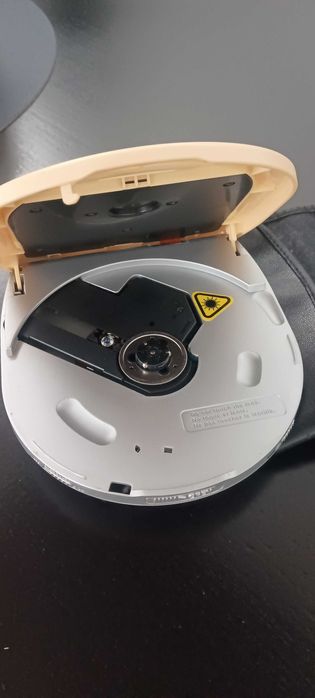 Kasety Vhs oraz Cd z aparatem fot. wraz z odtwarzaczem