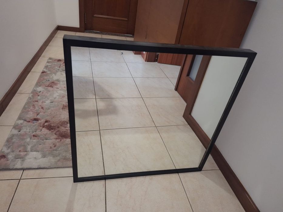 Espelho com moldura preta de madeira em bom estado