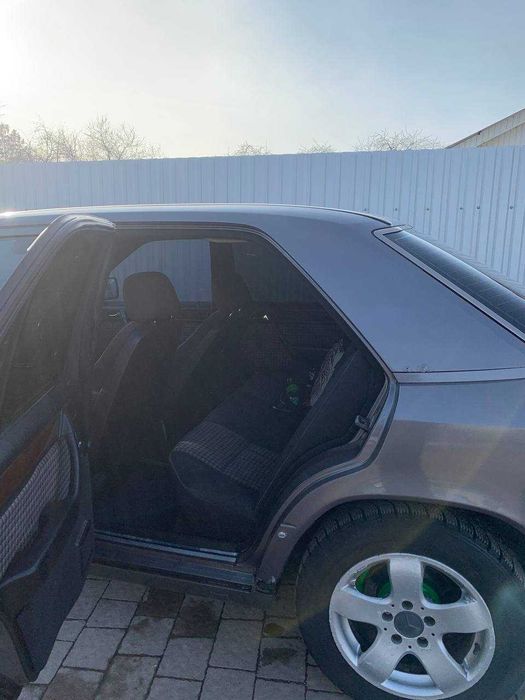 Легендарна Mercedes w124