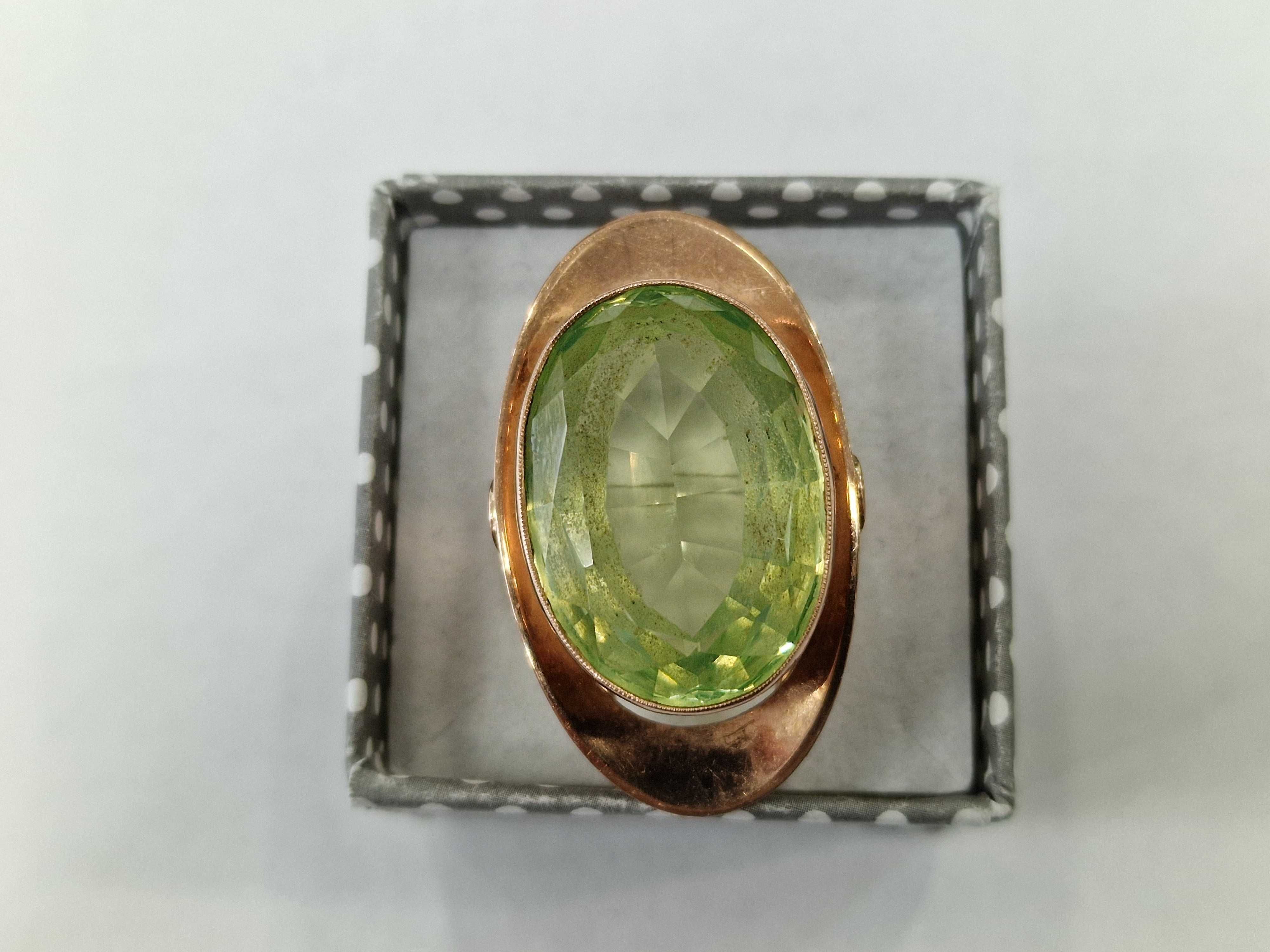 Złoty pierścionek/ 585/ 14.68 gram/ R19/ Chryzolit/ XX wiek