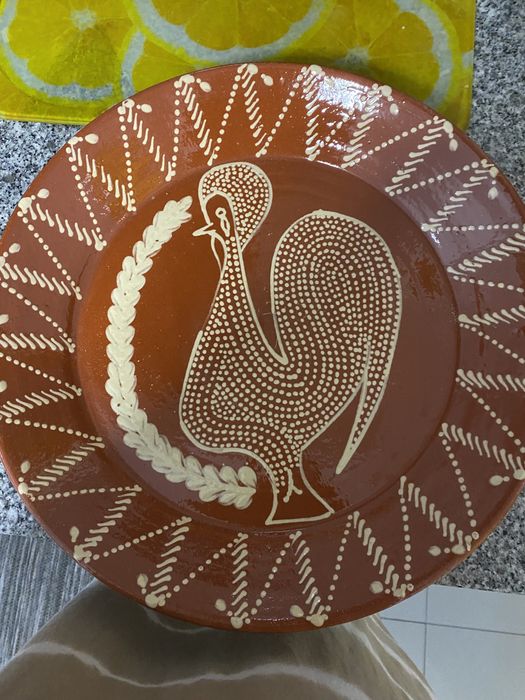 Prato em barro de grande dimensão