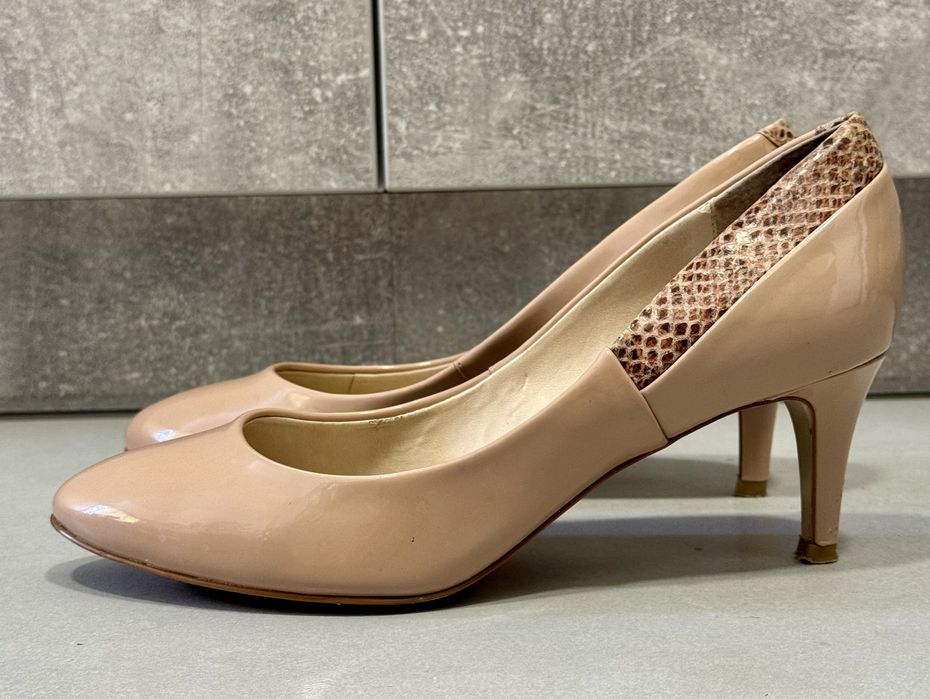 Бежеві туфлі на підборах