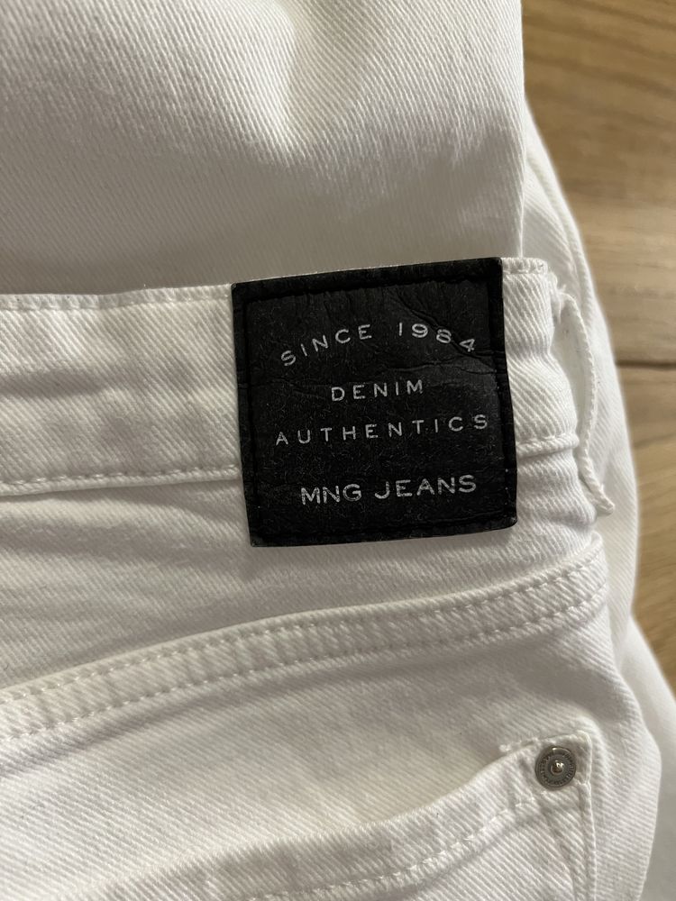Białe spodnie skinny Mango