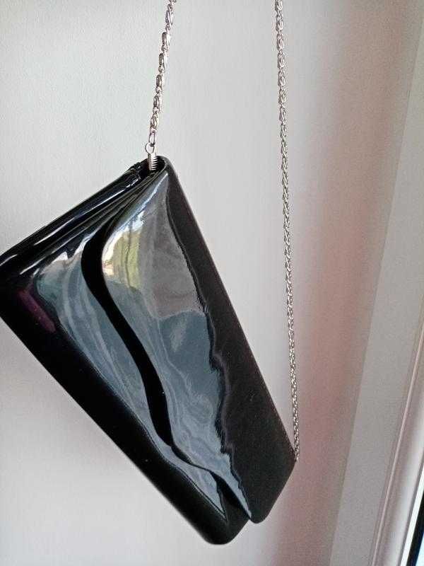 Элегантный клатч лаковая сумочка конверт на серебристой цепочке Clarks