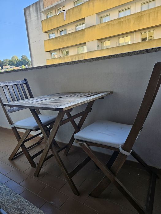 Mesa e cadeiras para exterior