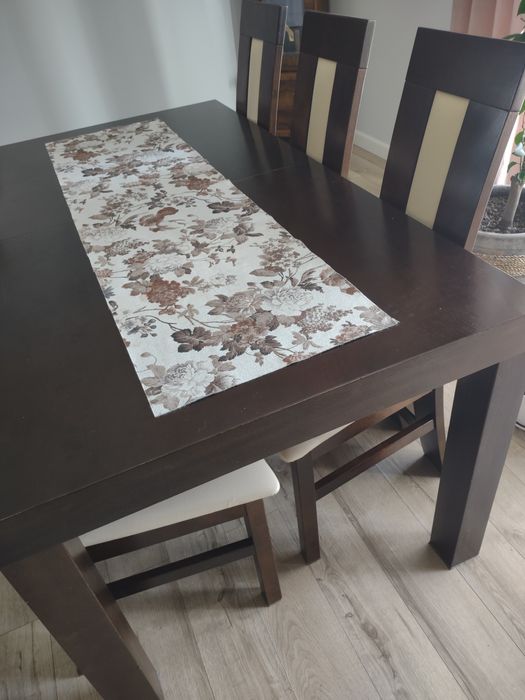 Stół i krzesła do pokoju