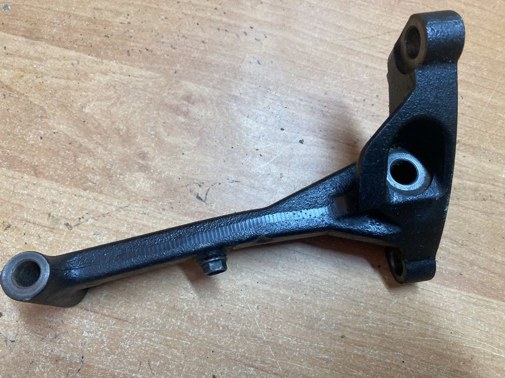 Кронштейн опора двигателя toyota 2.2 d4d 33118-05010