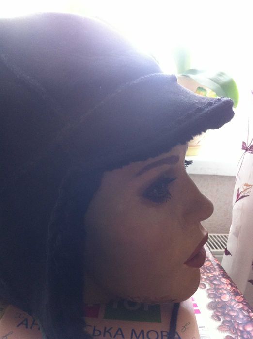 Шапка  замшева з хутром.