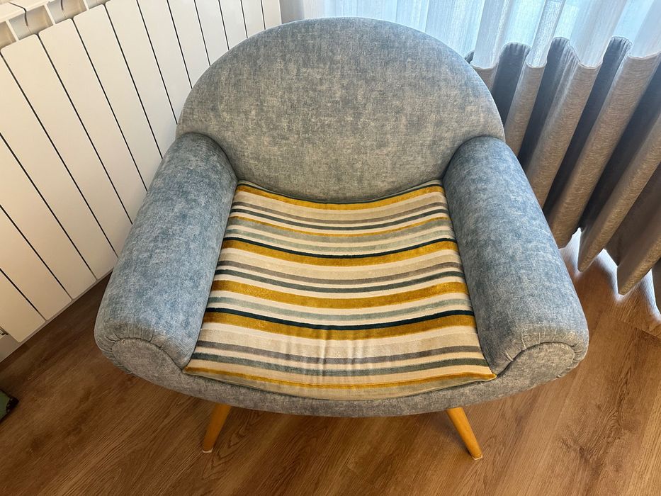 Poltrona azul com almofada