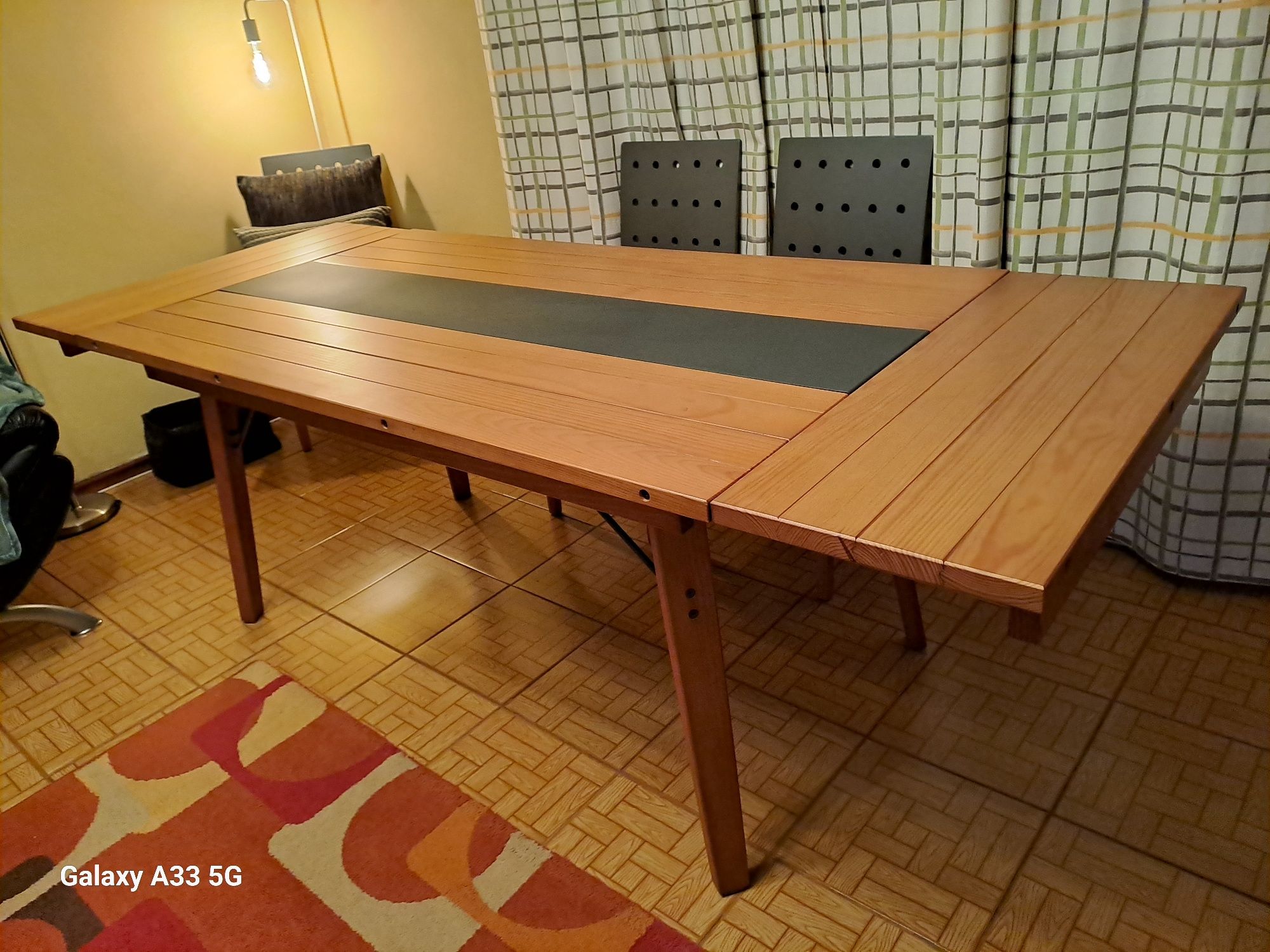 Mesa de jantar e cadeiras