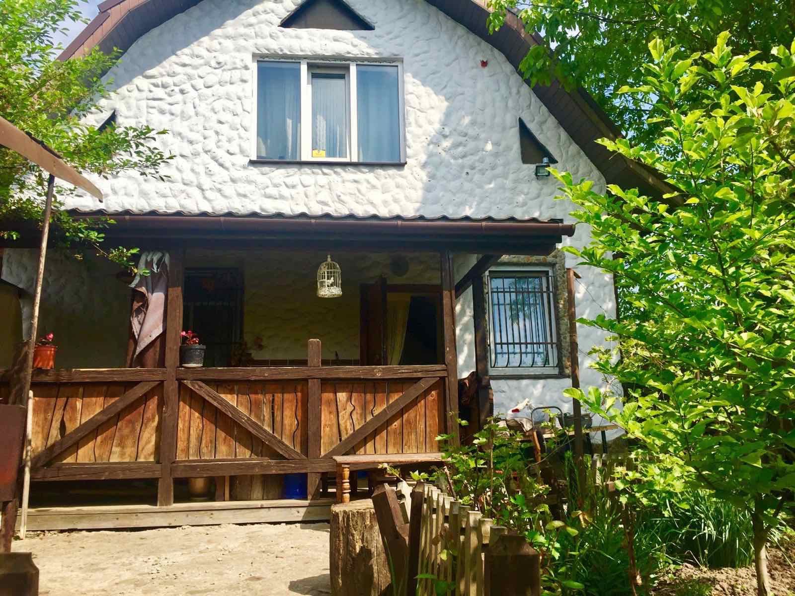 Продаю дачний будинок з сауною та підвалом  в передмісті