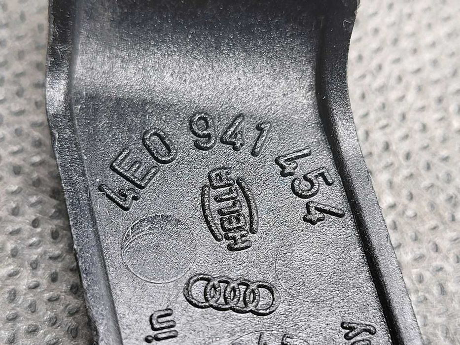 AUDI A8 D3 uchwyt , mocowanie reflektora .