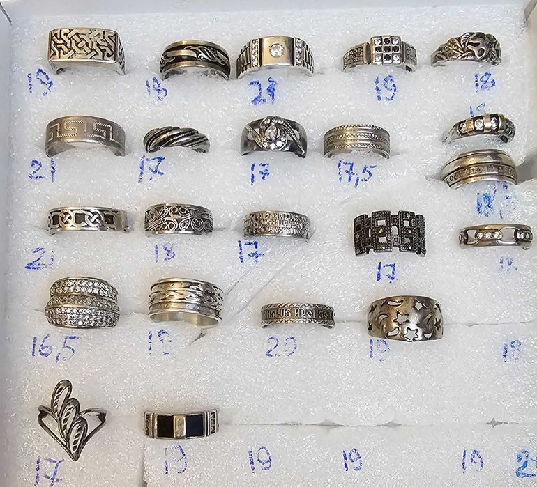 Продам женское серебряное кольцо