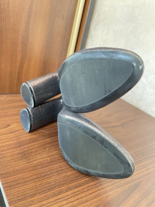 Коричневі святкові туфлі з блискітками на каблуку