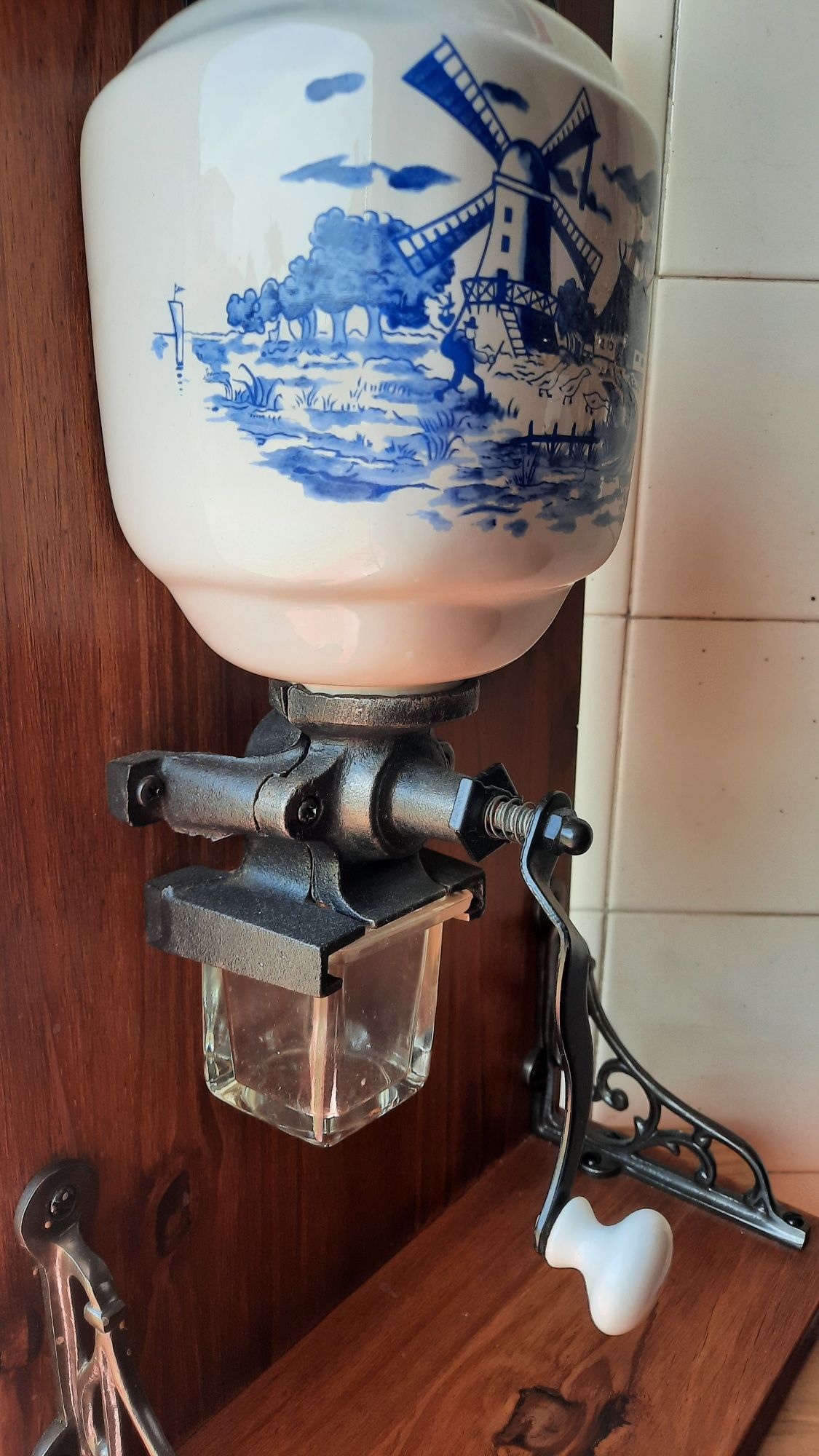 Moinho manual de café com suporte em madeira.