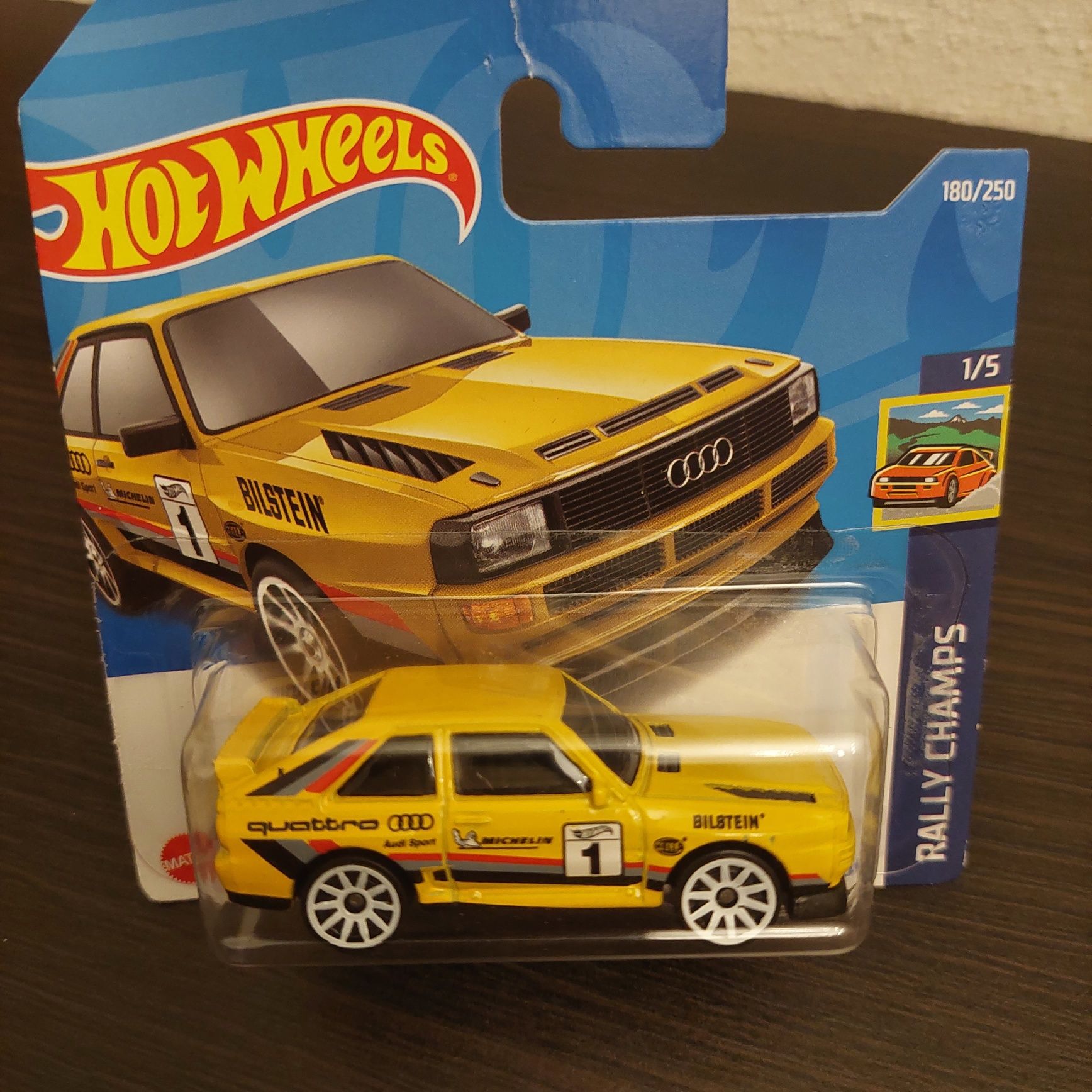 Dwa modele HOTWHEELS