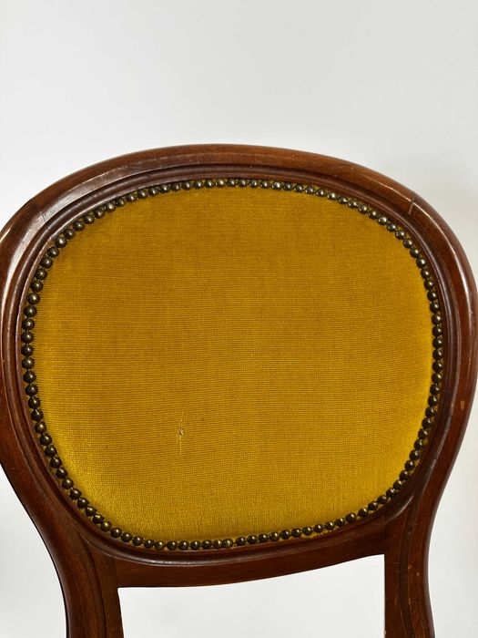 Stare piękne krzesło drewniane z obiciem.