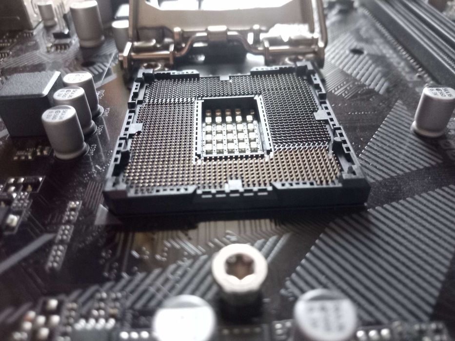 Intel Core i3-10100F + chłodzenie – sprawny
