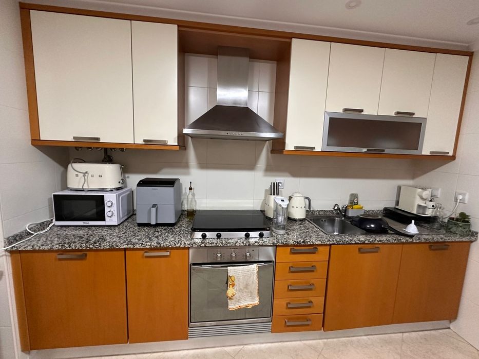 Móveis de cozinha e bancada de pedra