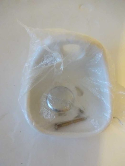 Mydelniczka Biała Z Mocnego Tworzywa, Dodatek Srebrny - Do Zawieszenia