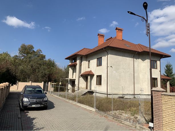 Дом особняк центральная часть г. Черновцы с двух сторон сад новострой