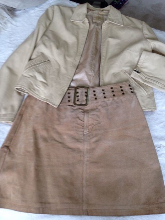 Vários casacos em pele e saias