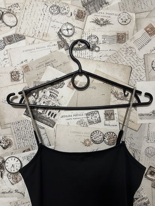 Черное платье с стразами на лямках