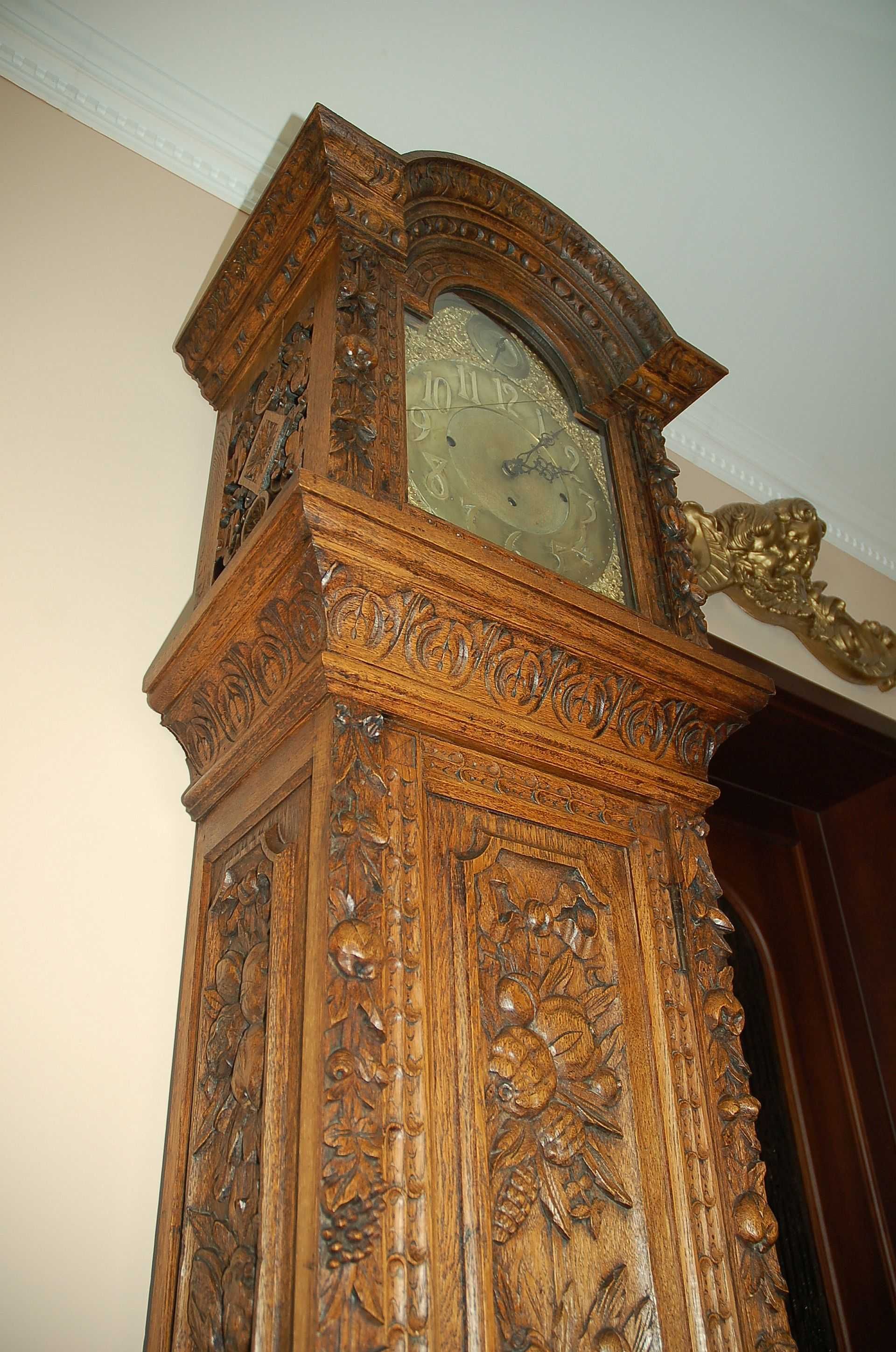 Zegar stojący XVIII w. 5 gongów i 8 dzwonków.