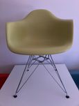 Cadeira original verde Charles & Ray Eames da Vitra para venda