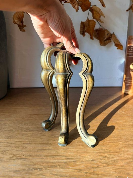 Nóżki z mosiądzu. 3 sztuki. Elegancki detal do komody lub stoliczka.