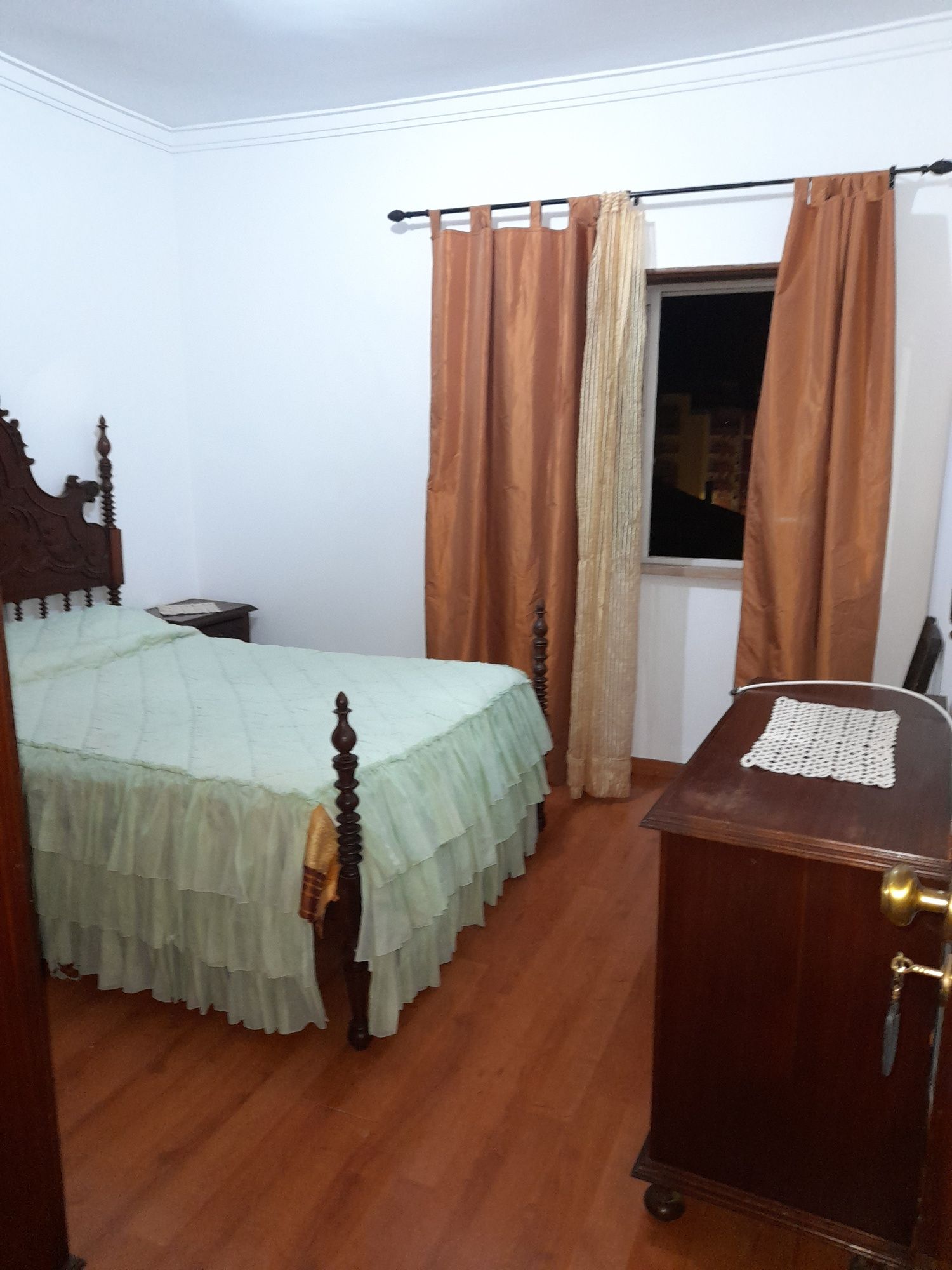 Alugo quarto  mobília de casal