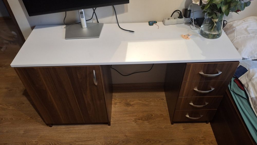 Zestaw mebli do sypialni. Sypialnia. Łóżko. Toaletka. Szafy.