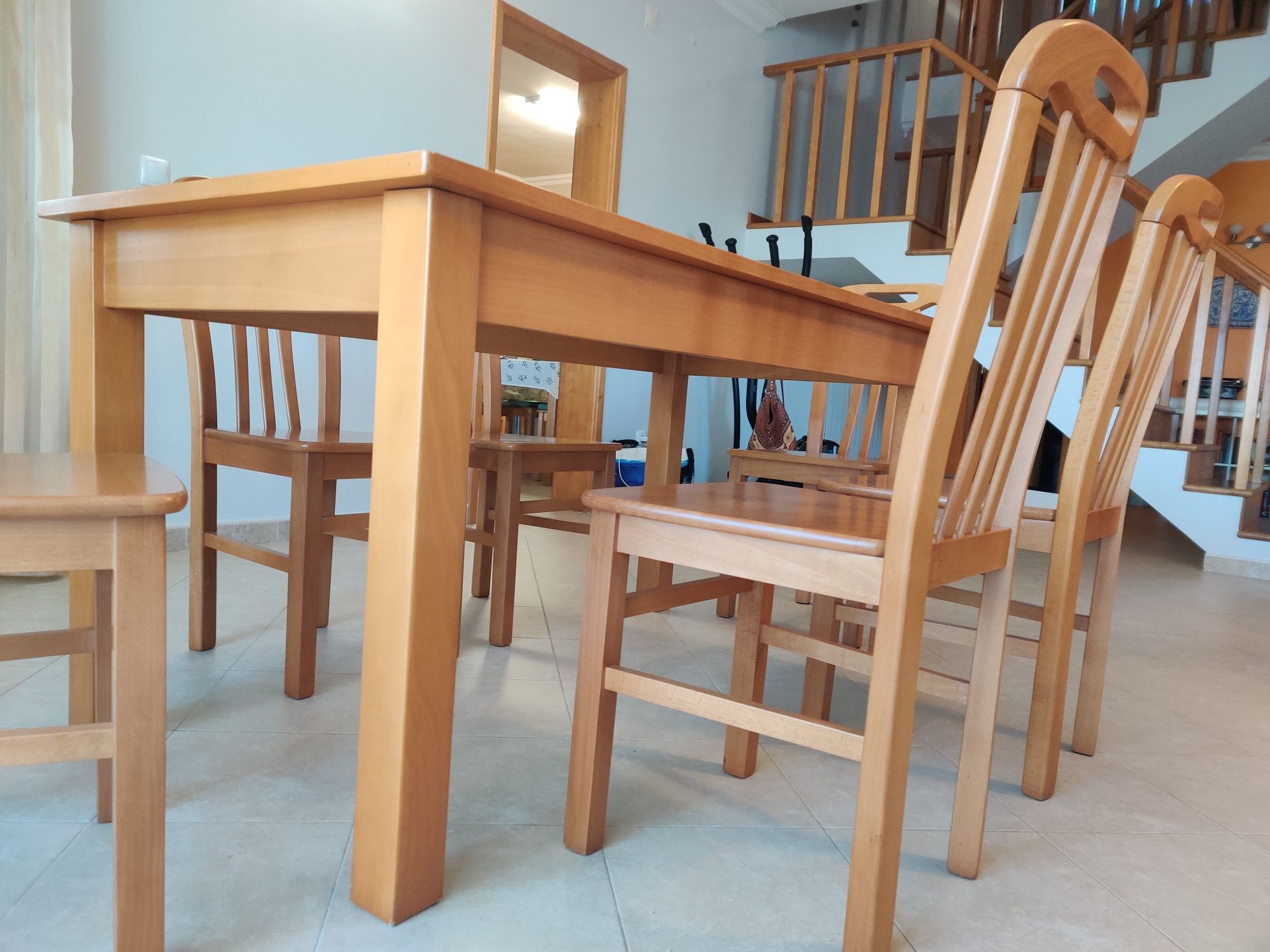 Mesa de madeira com 6 cadeiras