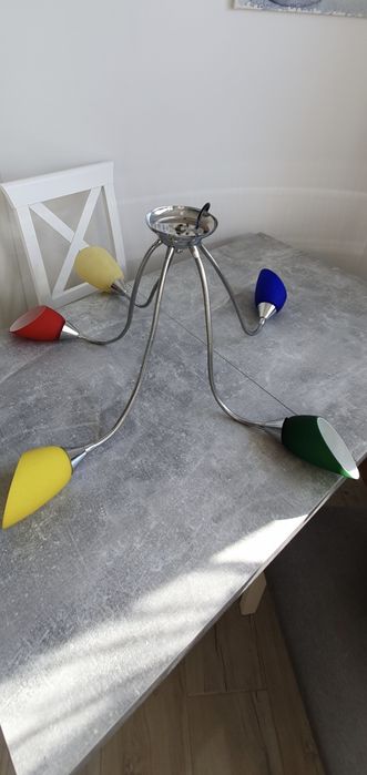 Lampa sufitowa z elastycznymi ramionami