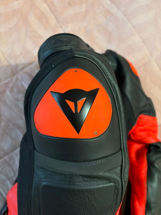 Casaco de mota feminino Dainese preto e vermelho