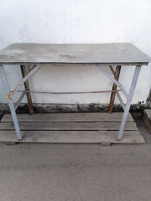 Металевий   стіл