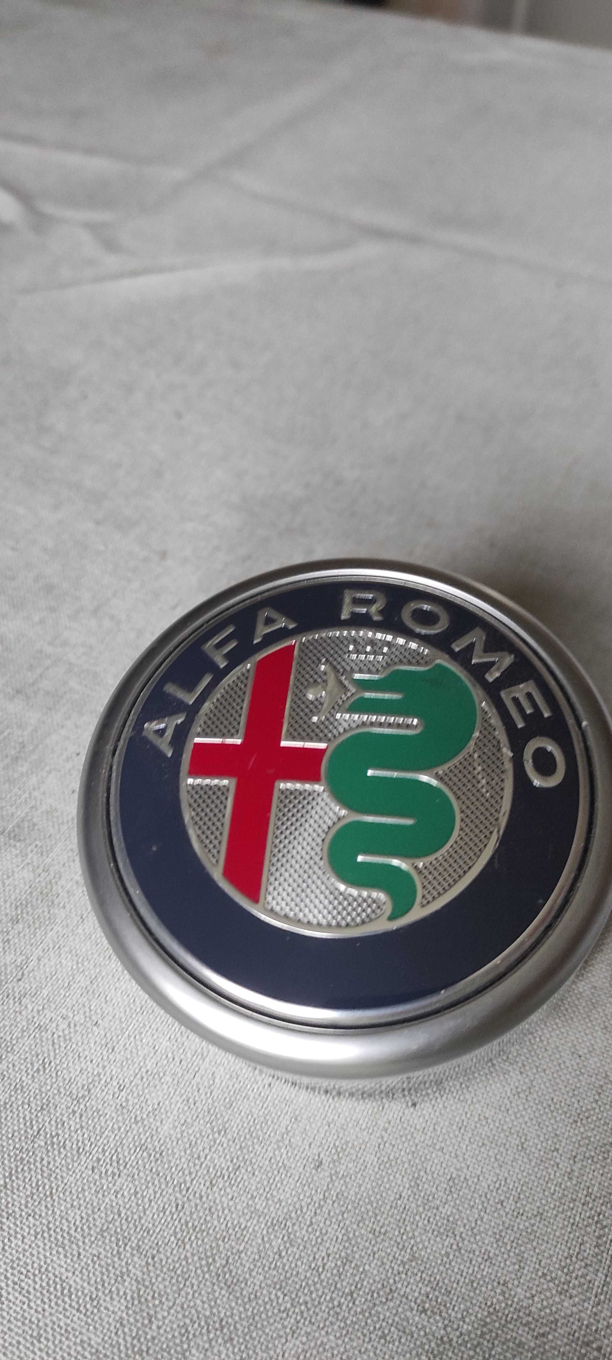 emblemat znak przedni atrapy Alfa Romeo Stelvio Giulia