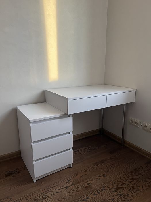 Туалетний столик на ніжках