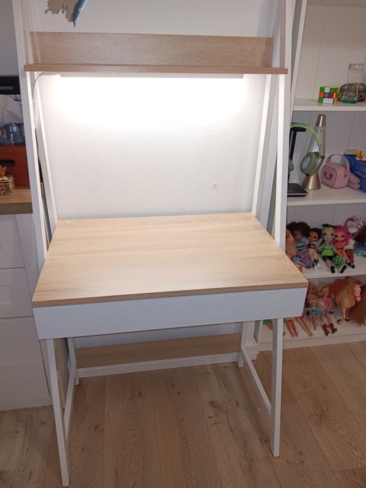 Biurko z półką z oświetleniem