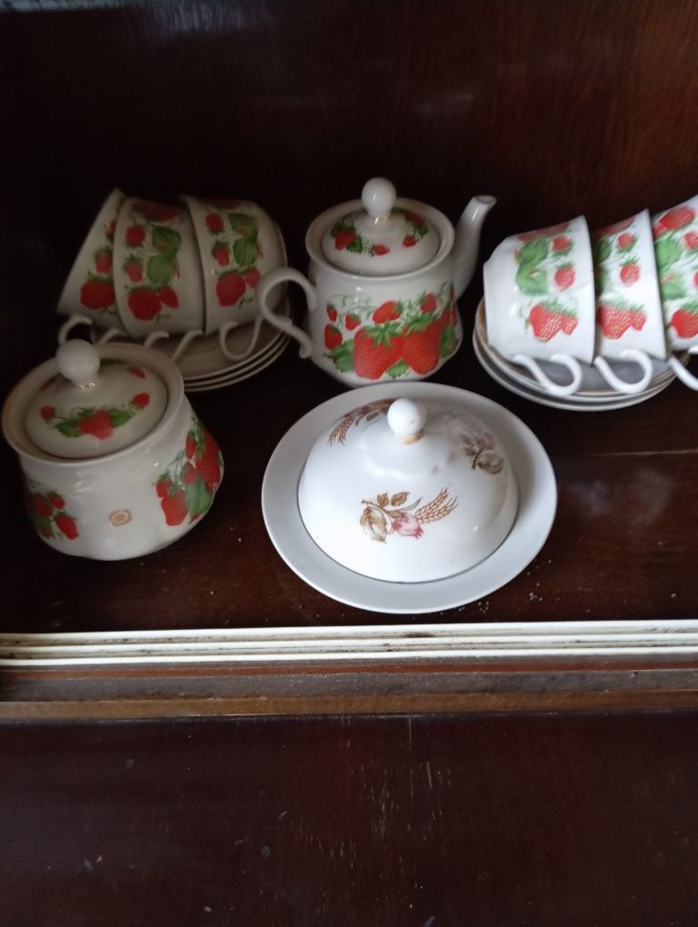 Продам  4 чайника времён СССР,сервиз,молочник и т.д