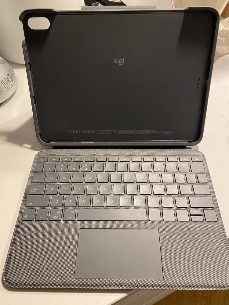 iPad Air 5 gen + Logitech Folio Touch