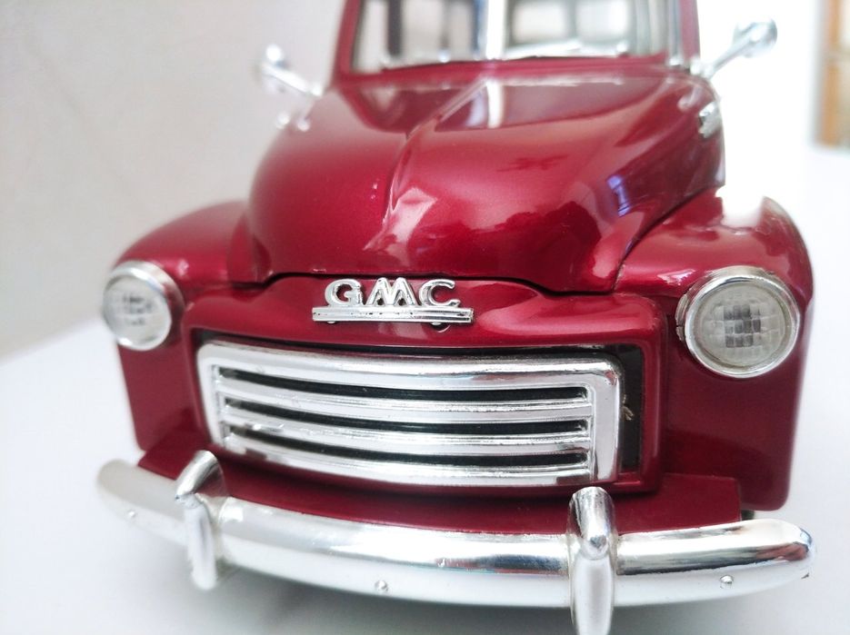 Модель автомобіля GMC Carryall Suburban  1950 масштабом 1:18
