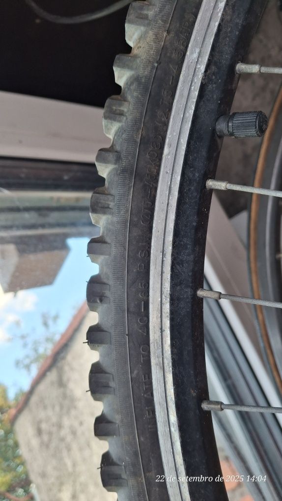 Bicicleta cinzenta usada
