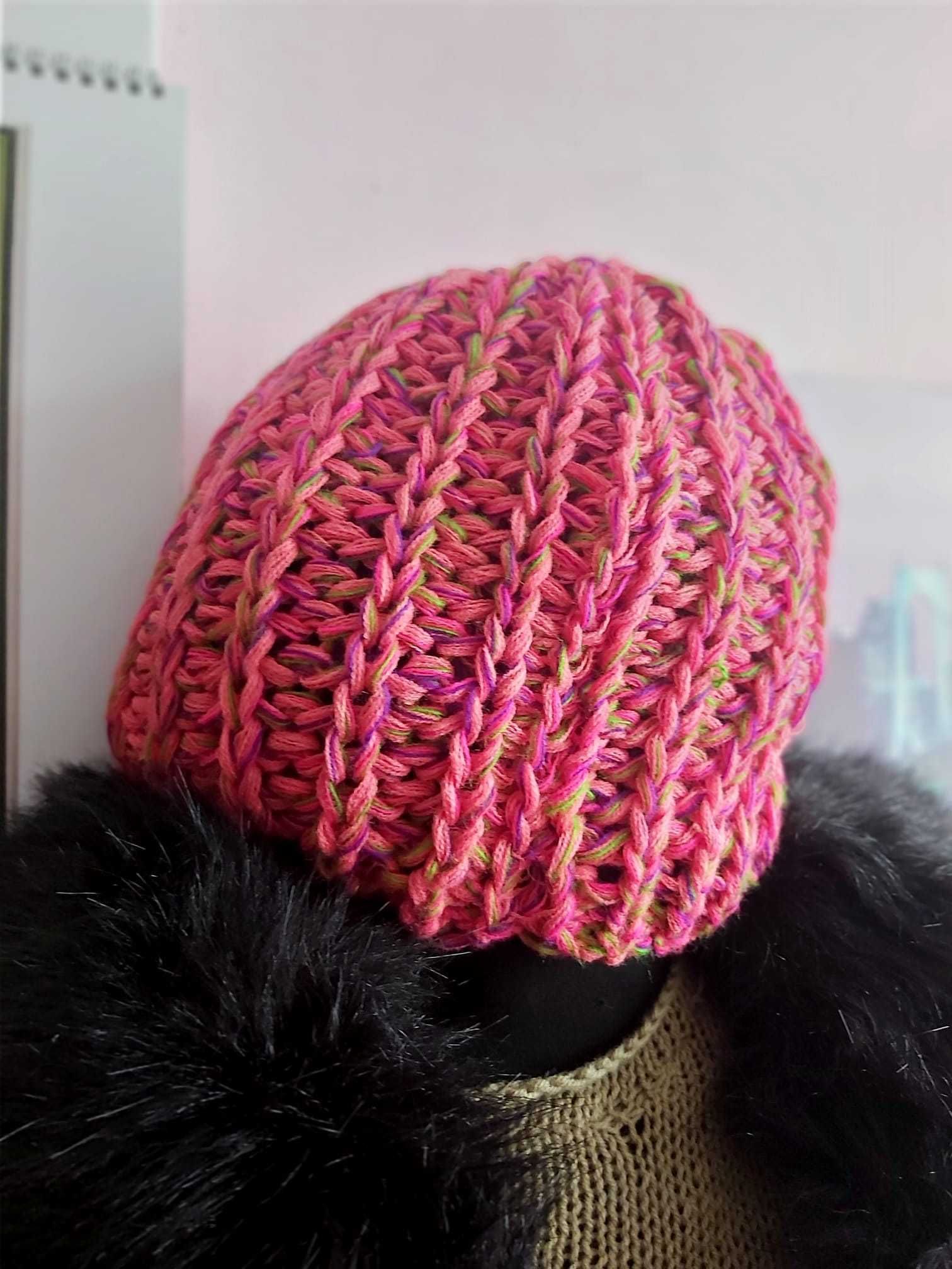 Kolorowa czapka zrobiona na drutach