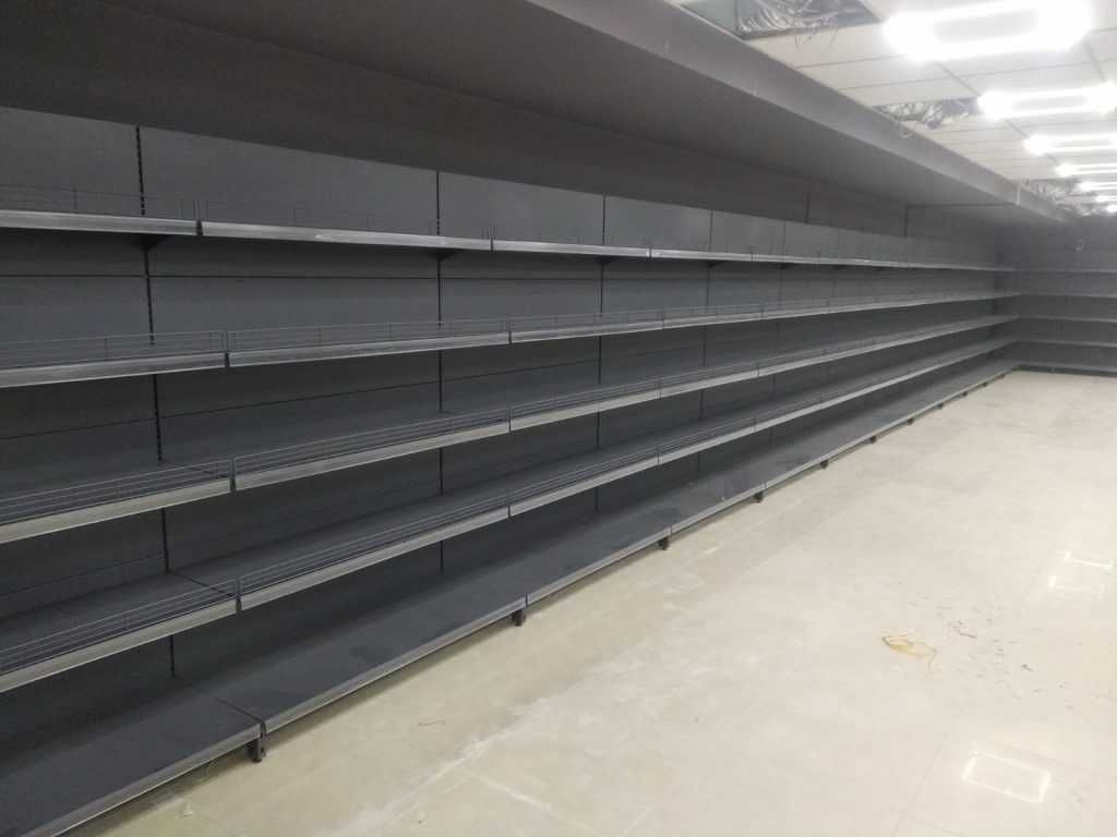 Торговий стелаж в магазин. Прилавок каса. Вітрина. Торгове обладнання