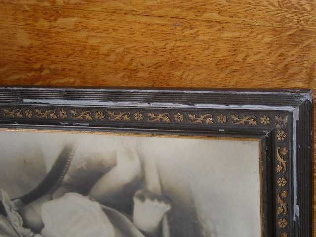 stare zdjęcie małego dziecka w ramie za szkłem