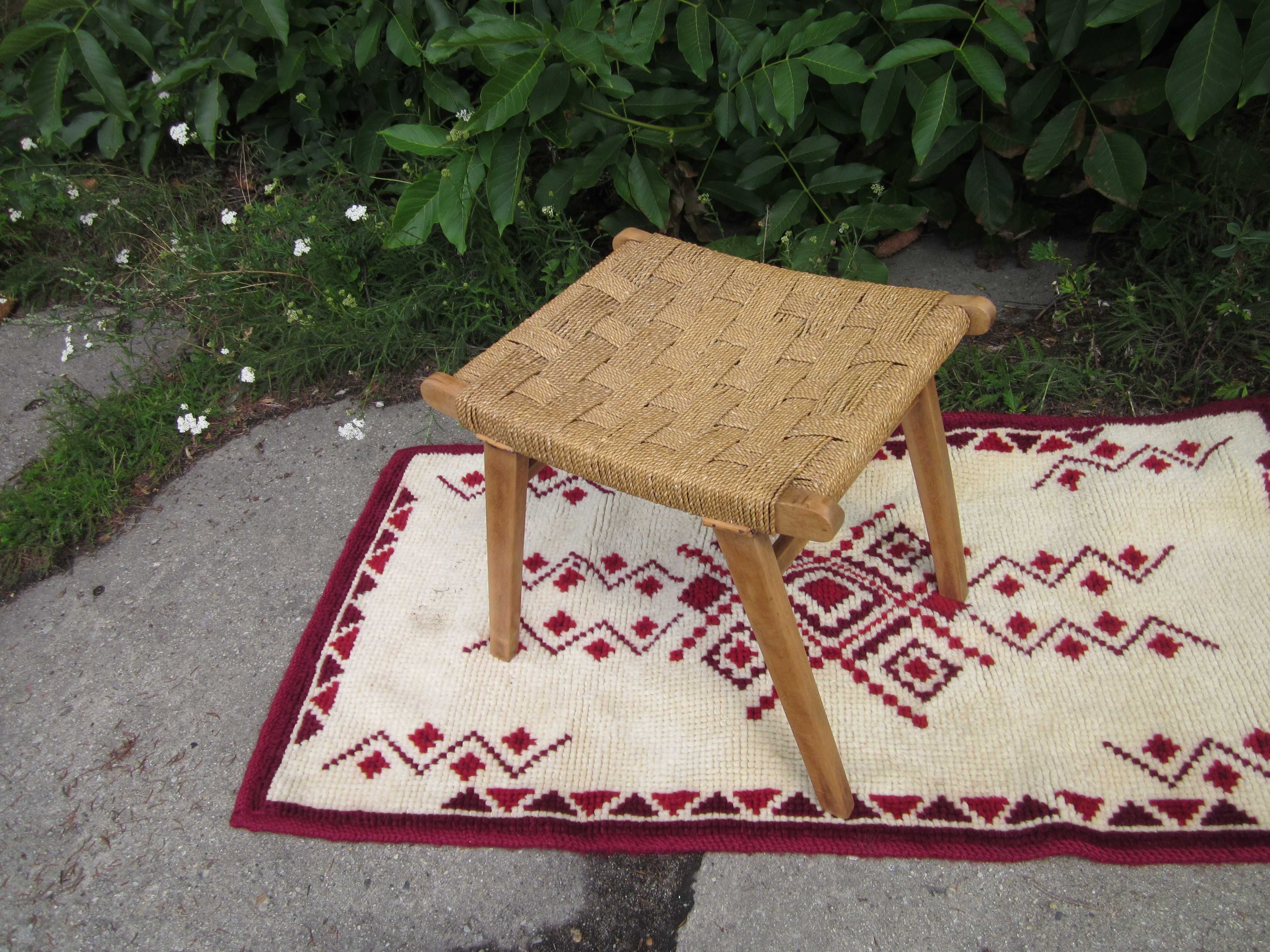 designerski stołek pleciony vintage