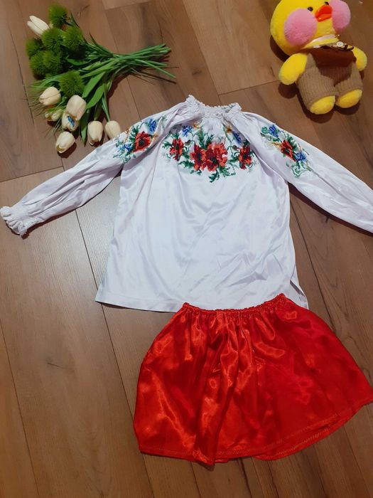 яскрава красива атласна вишиванка бісером